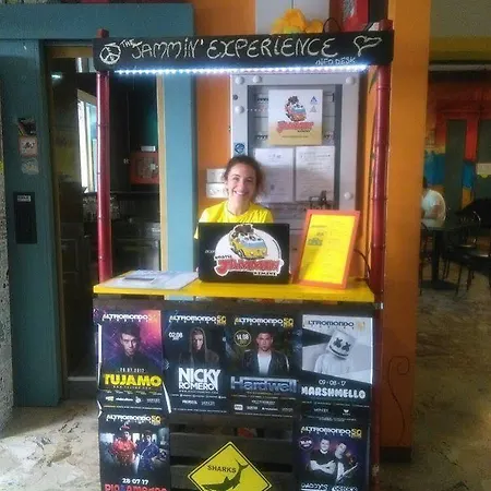 Hostel Jammin' & Bar *